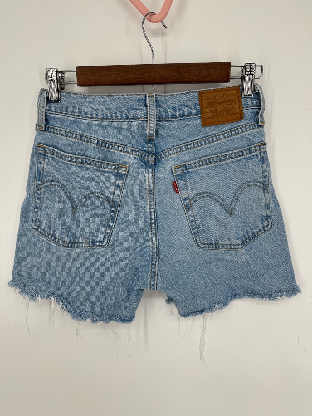 Levi's Women's Wedgie Fit Button Fly Denim Mom Shorts Size 26 Coastal Cowgirl - Picture 8 of 10
